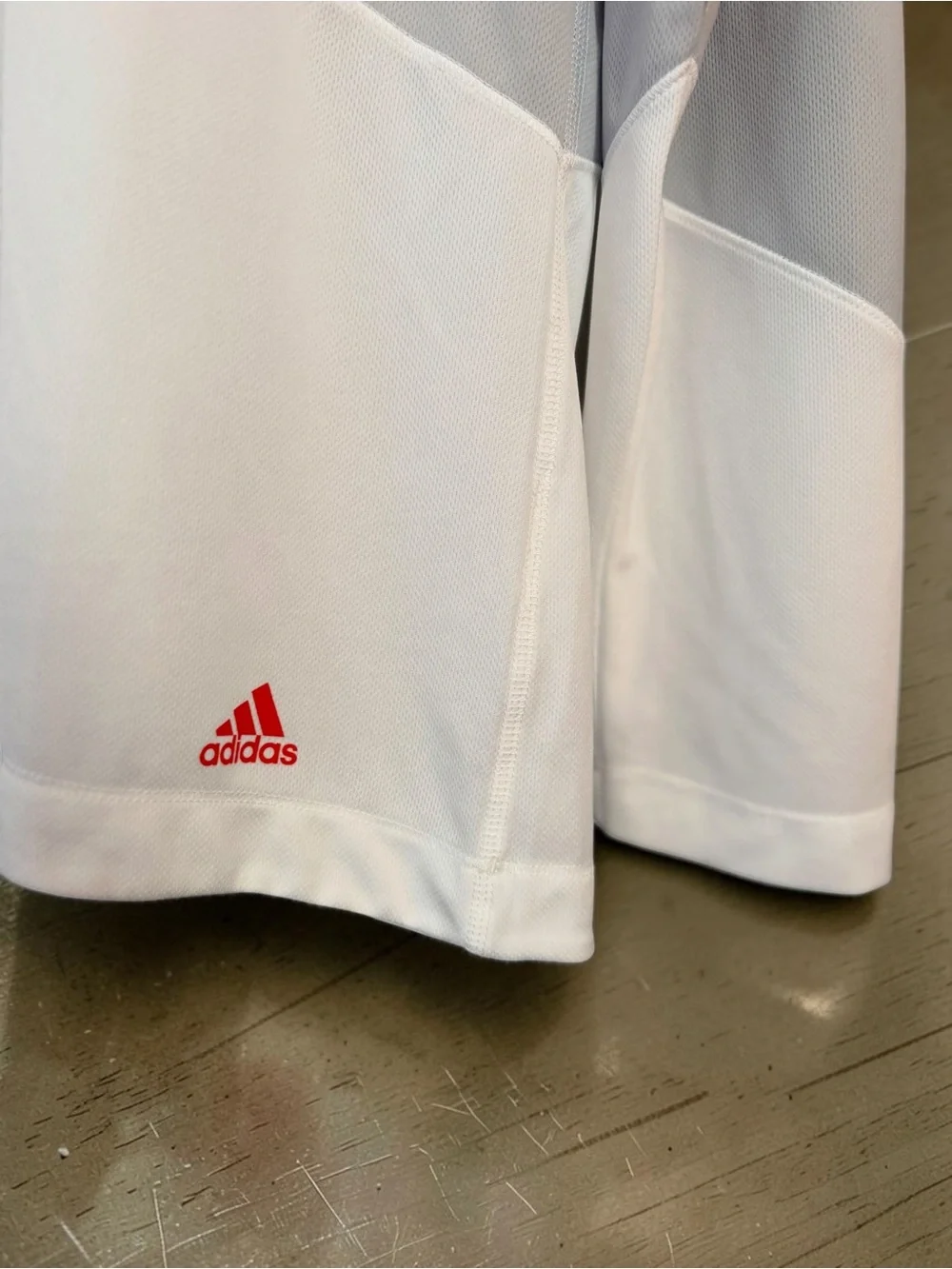 adidas 🏃‍♀️ shoulders large